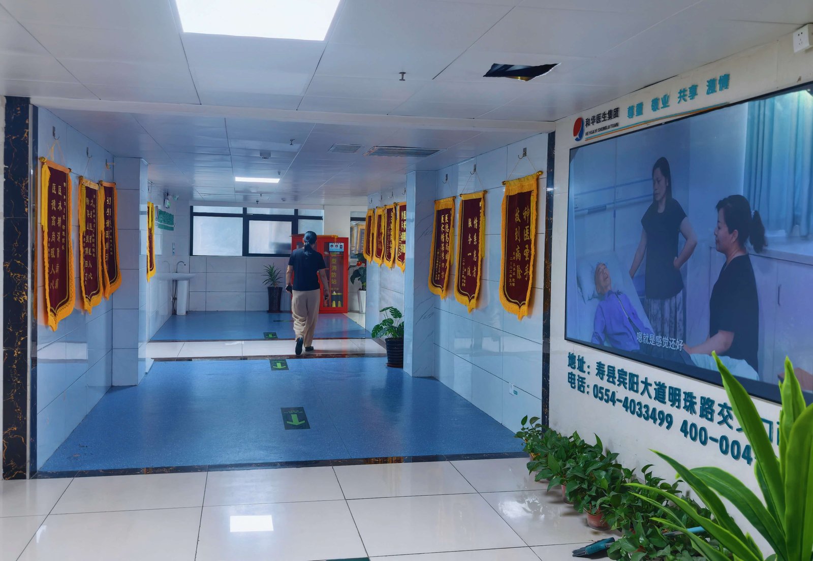 病区走廊与患者赠送的锦旗